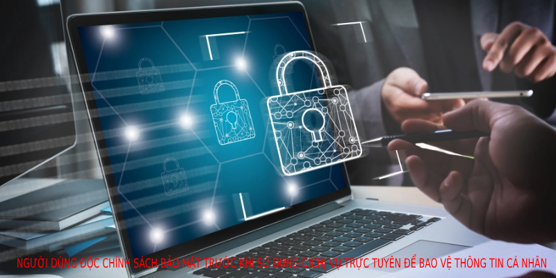 Người dùng đọc chính sách bảo mật trước khi sử dụng dịch vụ trực tuyến để bảo vệ thông tin cá nhân